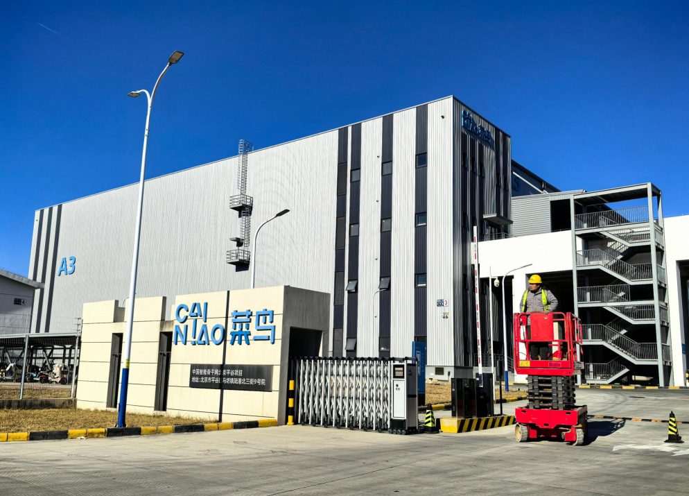 菜鸟仓库改造前照明情况