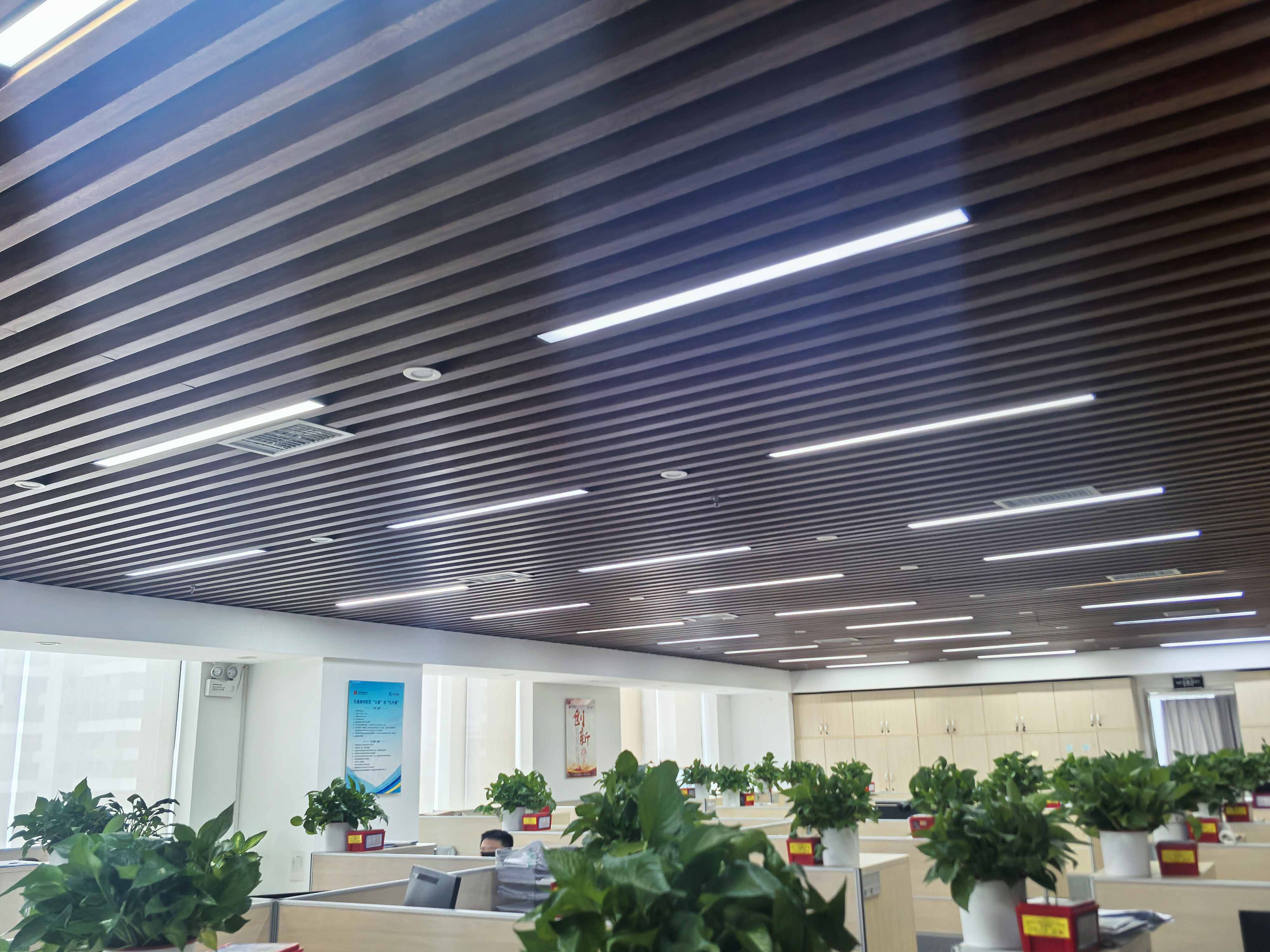 改造后办公区照明效果