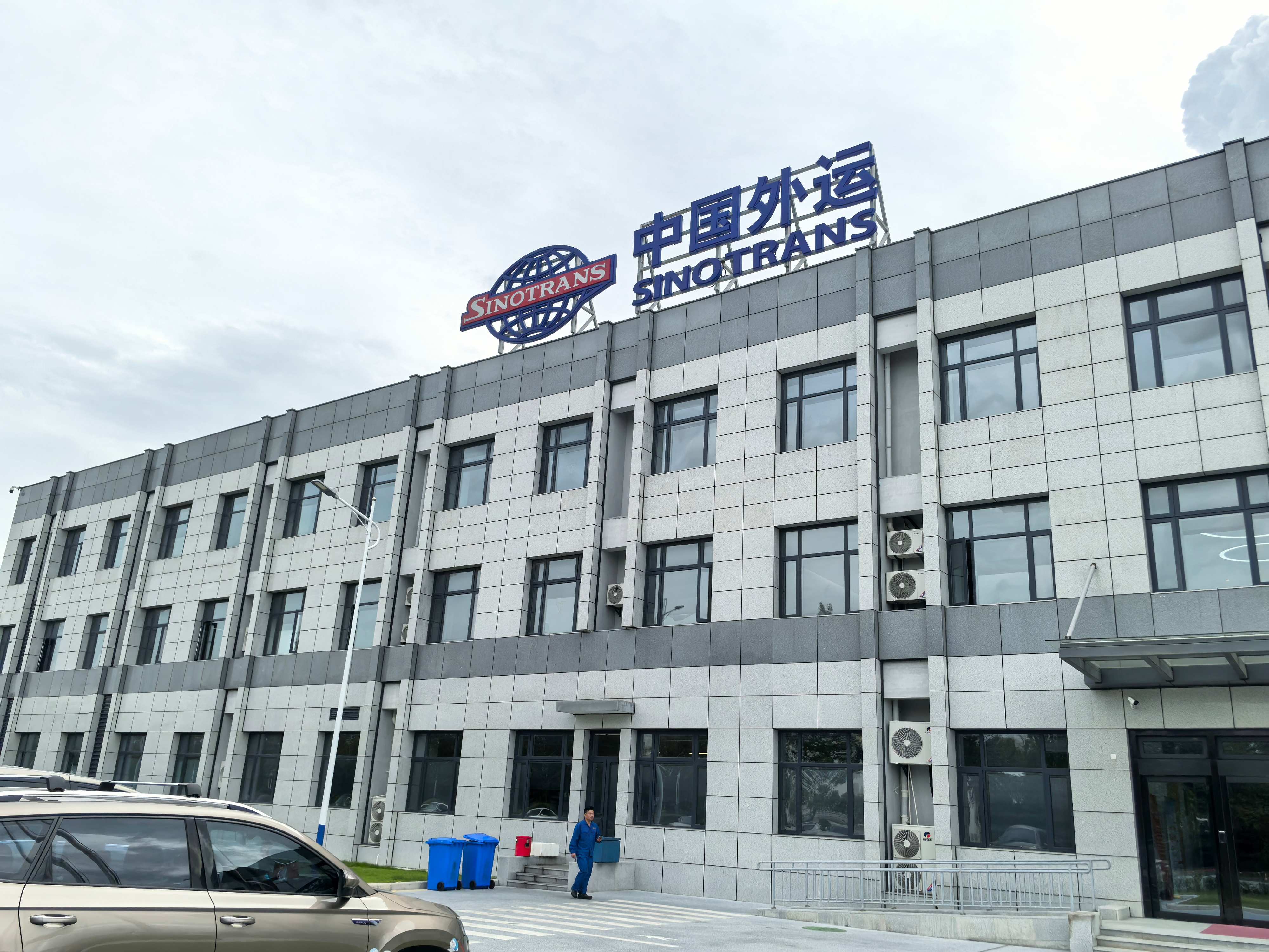 改造后仓库明亮整洁